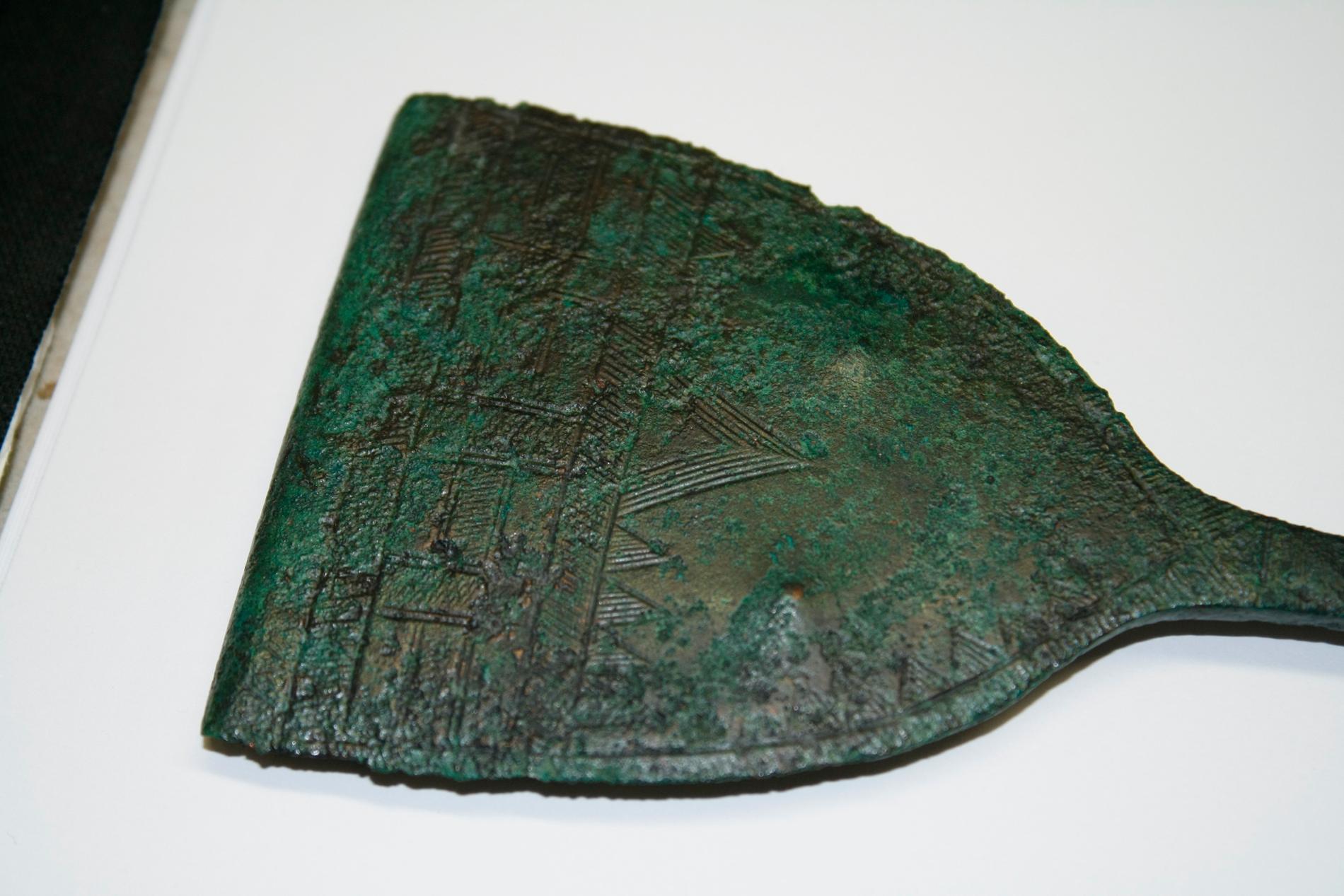 Bland gravfynden fanns mängder med fint dekorerade bronsföremål, som detta spänne som hittades i en kvinnas grav.