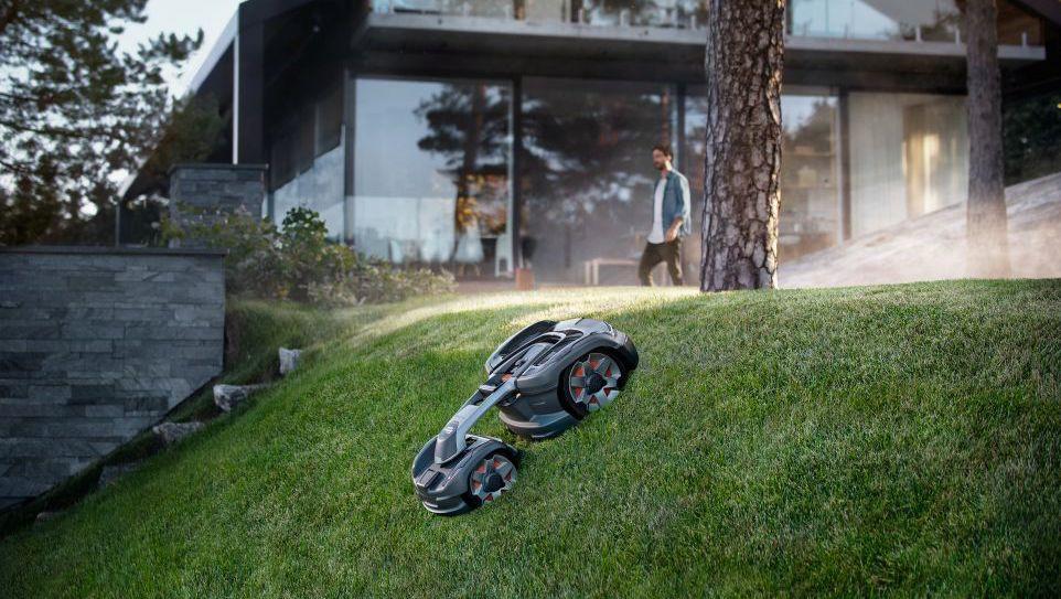 Husqvarnas robotgräsklippare har drabbats av tekniskt fel – nu rasar kunderna mot företaget.