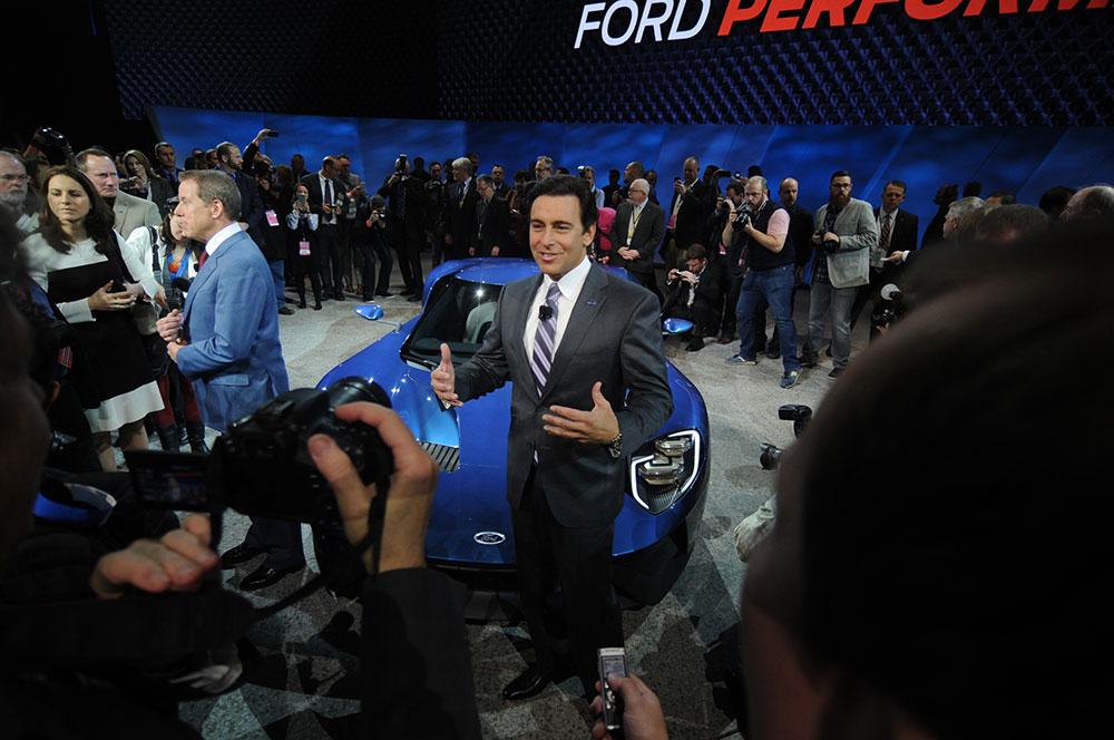 Fords vd Mark Fields möter pressen framför en av biltillverkarens nyheter på bilmässan i Detroit.