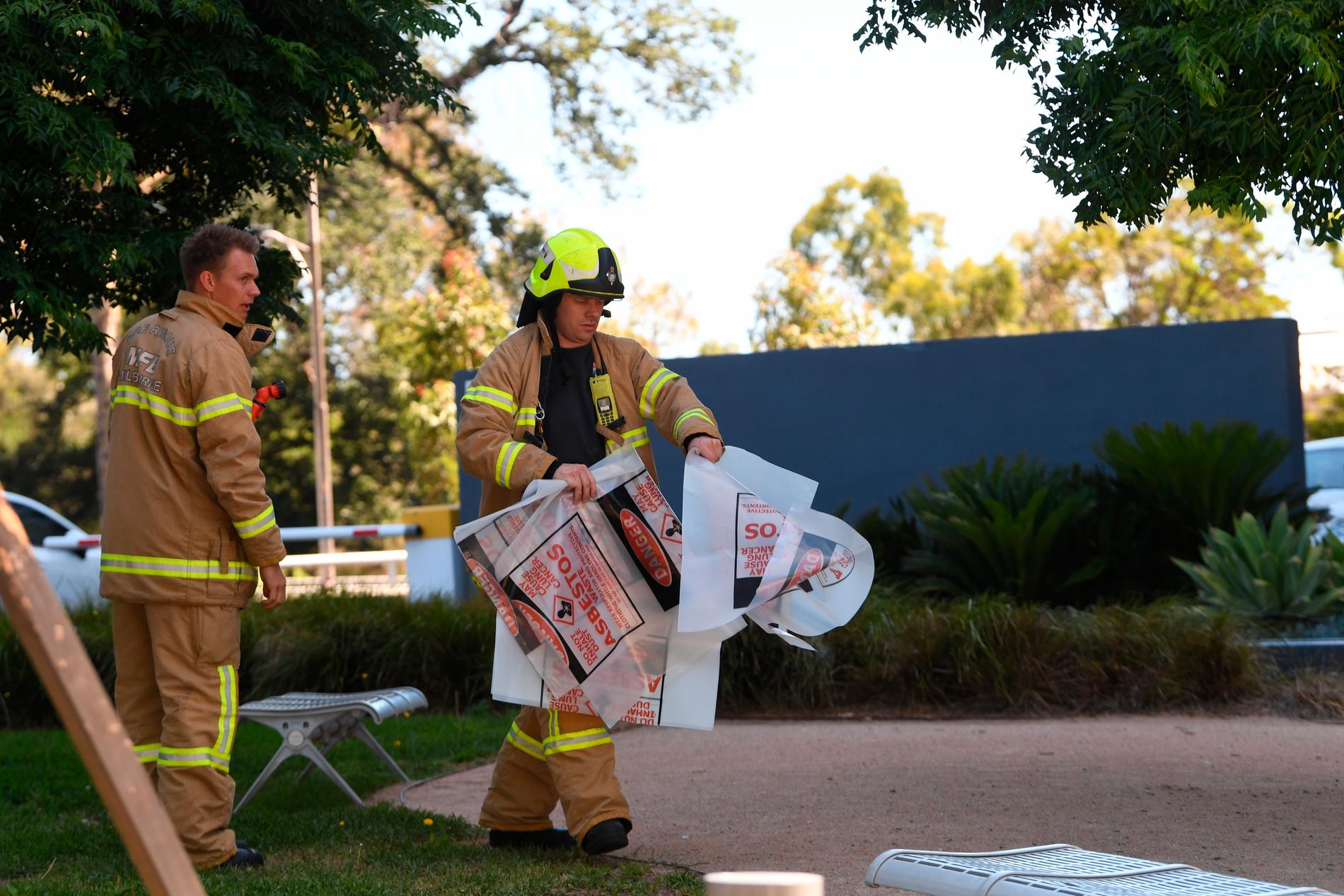 En brandman spärrar av Sydkoreas konsulat i Melbourne.