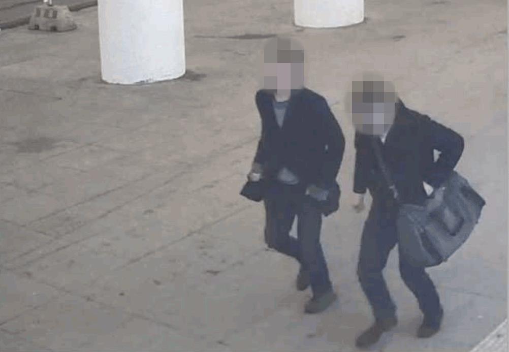 Efter dådet syns två av de åtalade pojkarna på en tågstation.