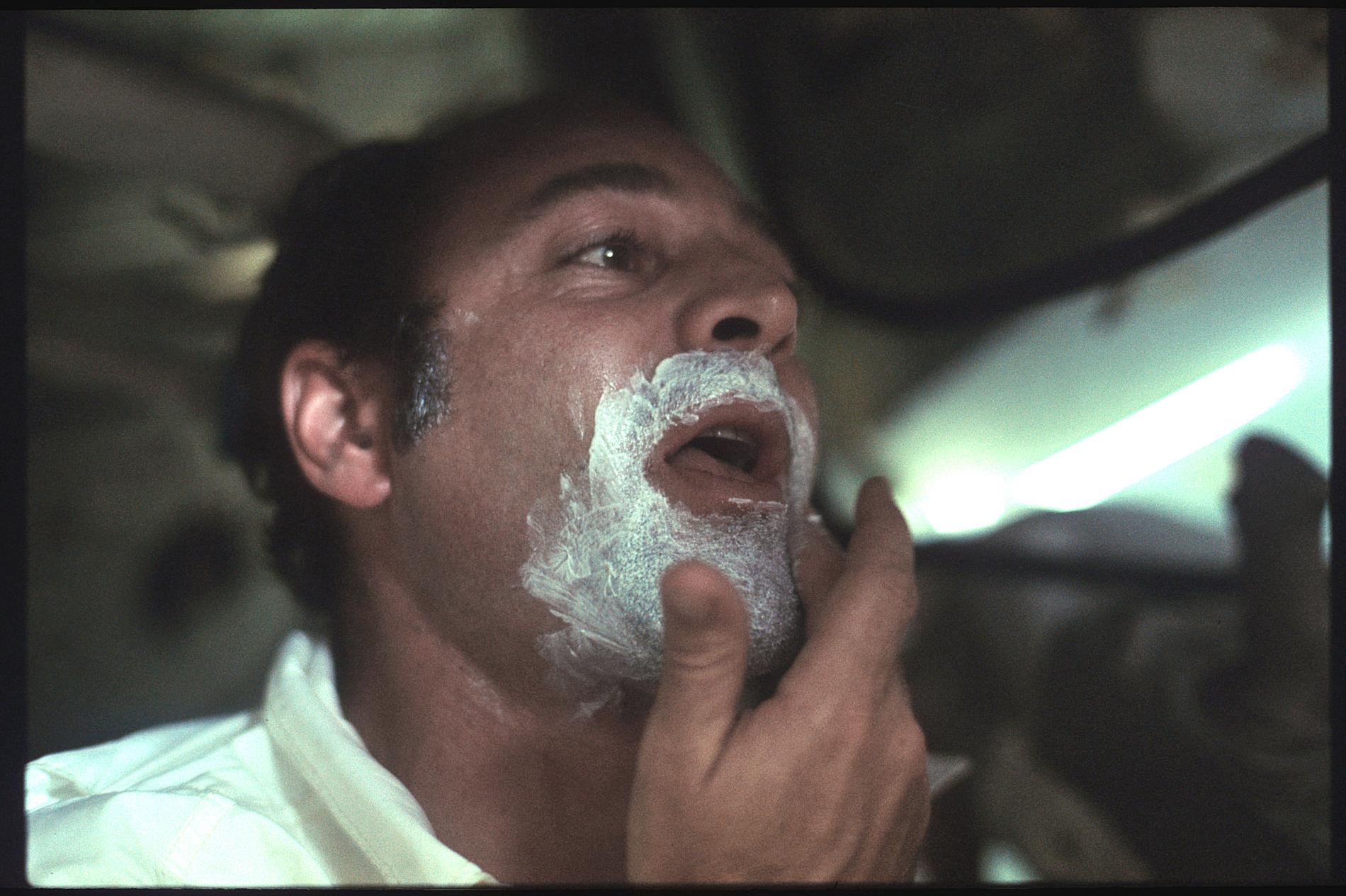 Ronald E. Evans rakar sig på Apollo 17.