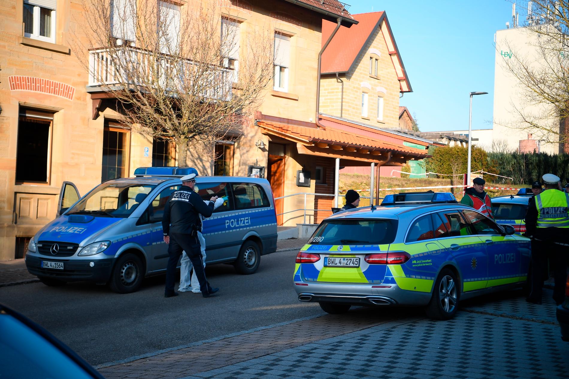 Poliser vid brottsplatsen i Rot am See. Sex personer sköts till döds och en familjemedlem till dem har gripits.