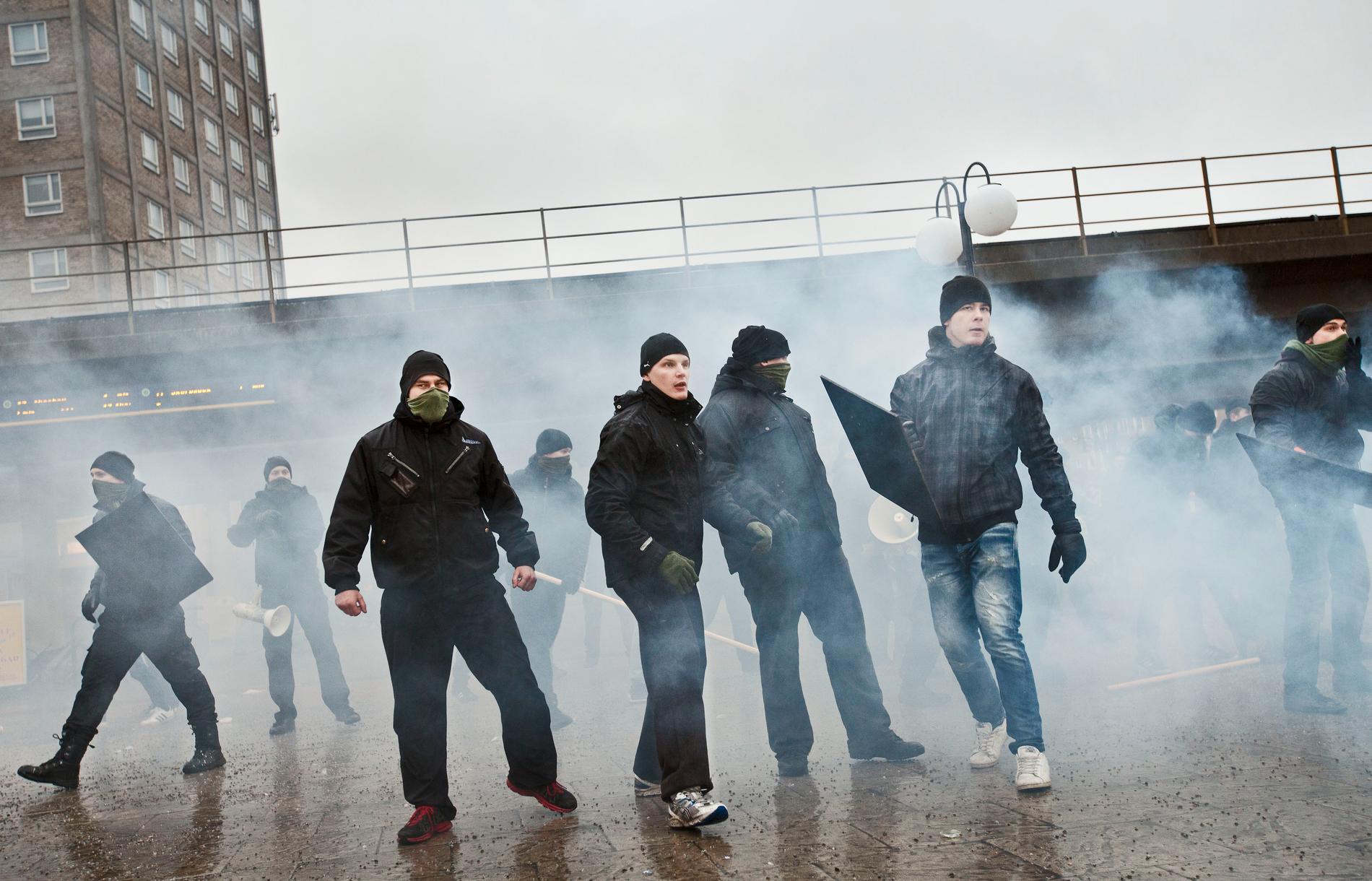 Nordiska Motståndsrörelsen attackerade en antirasistisk demonstration i stockholmsstadsdelen Kärrtorp 2013.