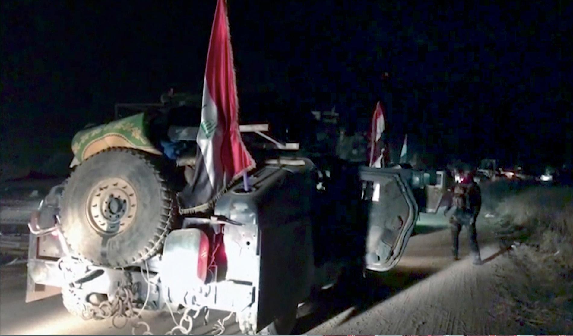Irakiska armétrupper syns söder om Kirkuk tidigt på måndagsmorgonen.