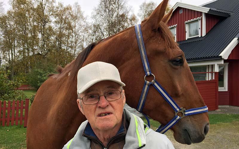 Thule Jonsson med sin häst Salong