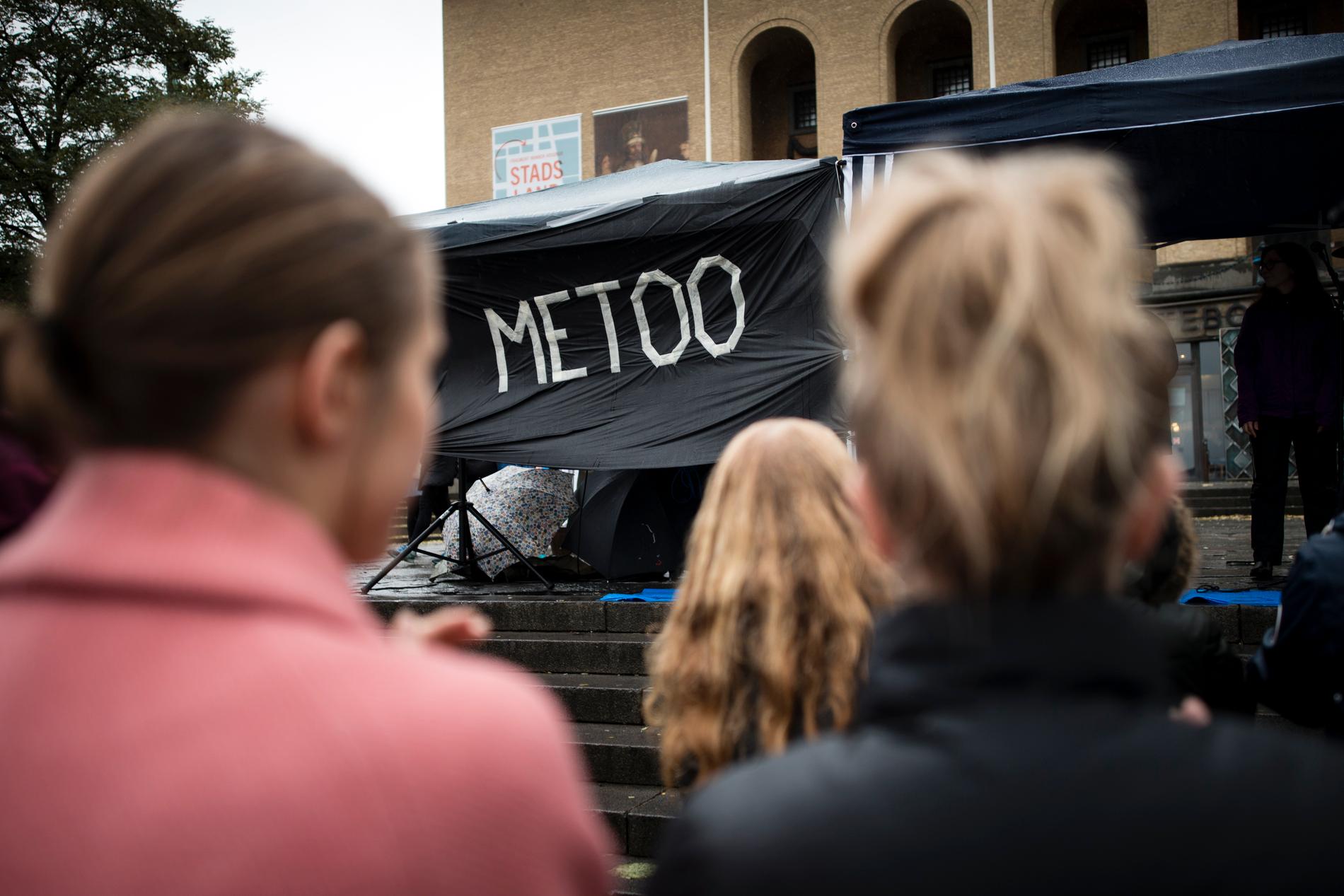 Metoo-manifestation på Götaplatsen i Göteborg. 