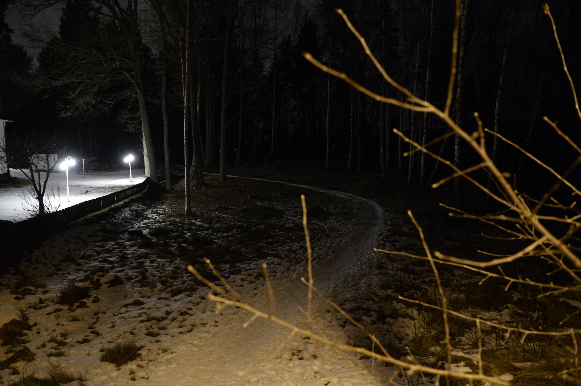 Platsen där kvinnan hittades ligger precis vid ett bostadsområde i Eskilstuna.