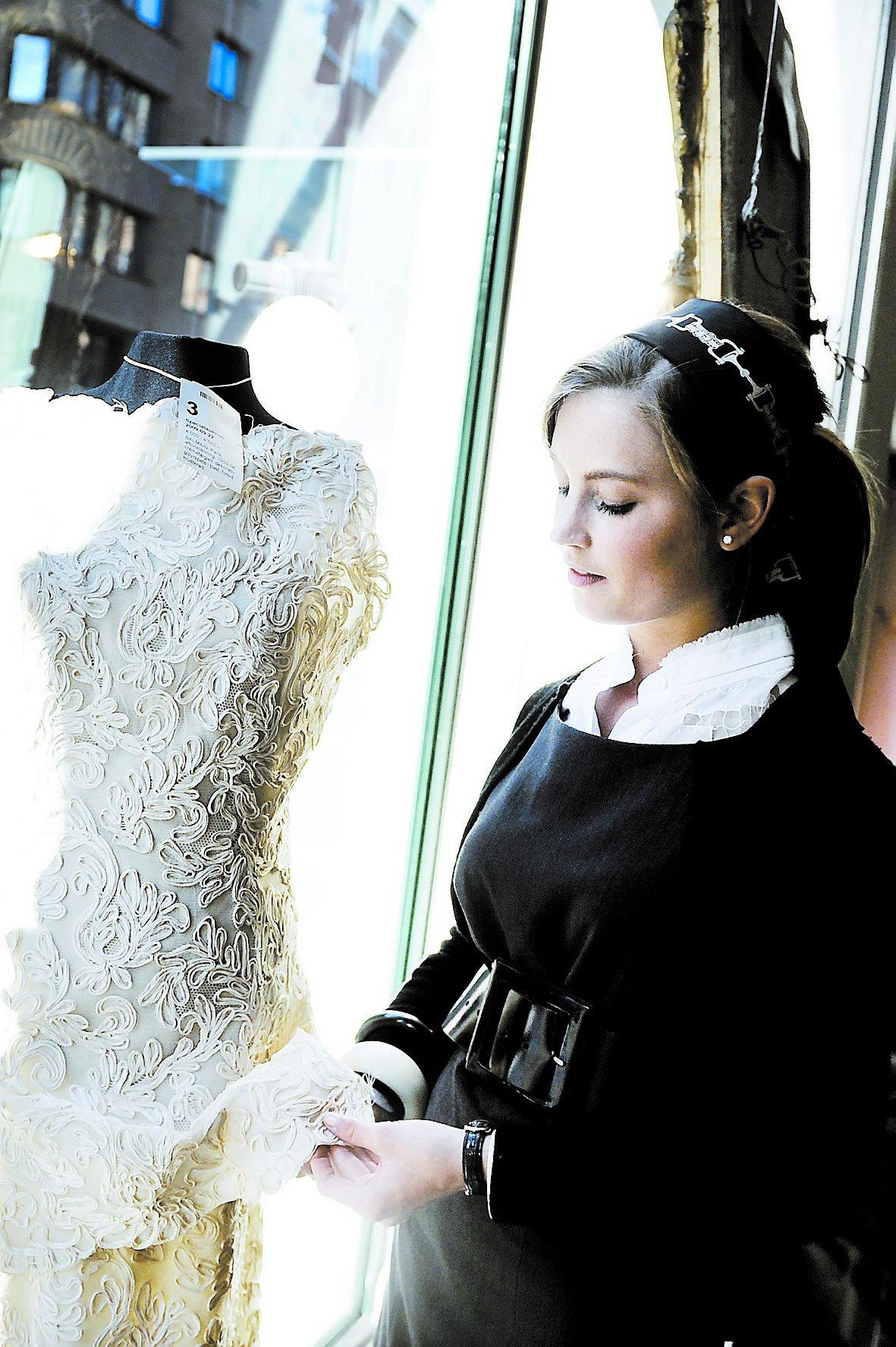 BALMAIN-BLÅSA Beata af Donner, utställningsansvarig, visar sin favoritklänning: En gräddvit 1950-talsblåsa från Balmain med utropspris på 4 000–5 000 kronor. ”Den är värd betydligt mer”, säger hon.