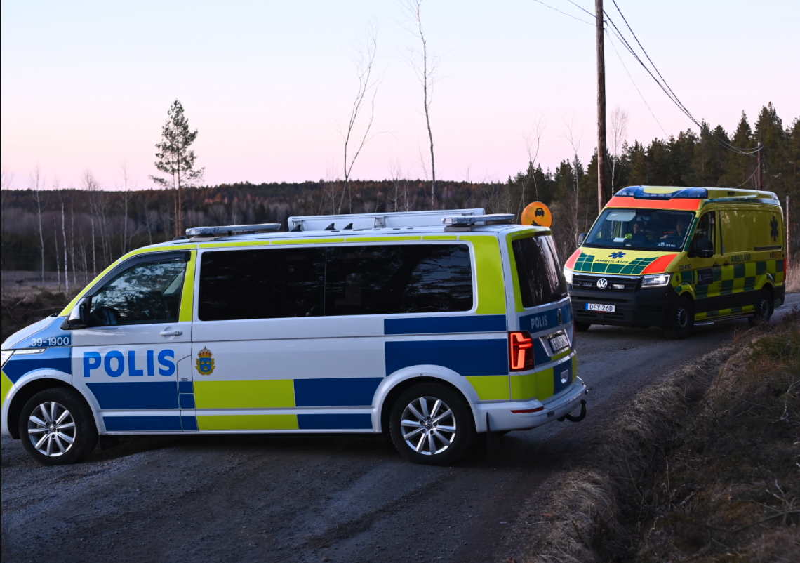 Tre döda hittades i bostaden i Vallentuna kommun utanför Stockholm.