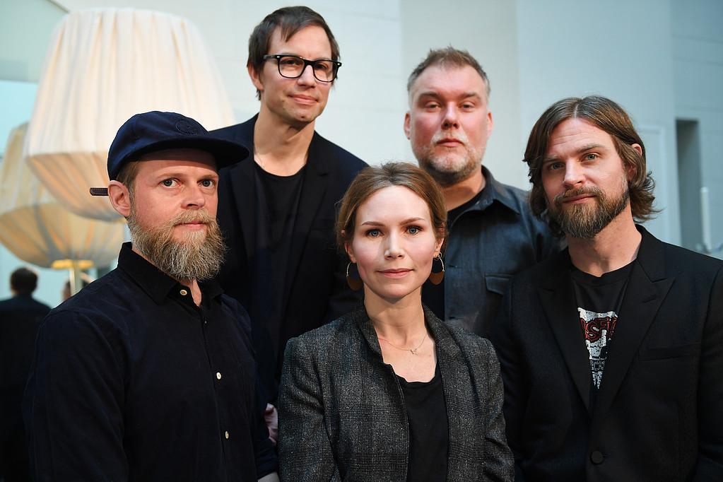 Nina Persson tillsammans med resten av The Cardigans.