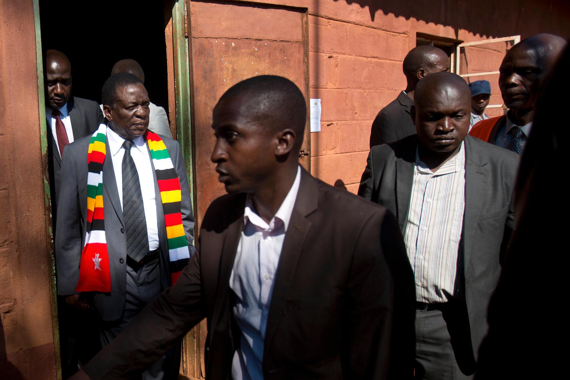 Zimbabwes president Emmerson Mnangagwas parti Zanu-PF tar hem en majoritet av platserna i landets parlament, enligt landets valkommission.