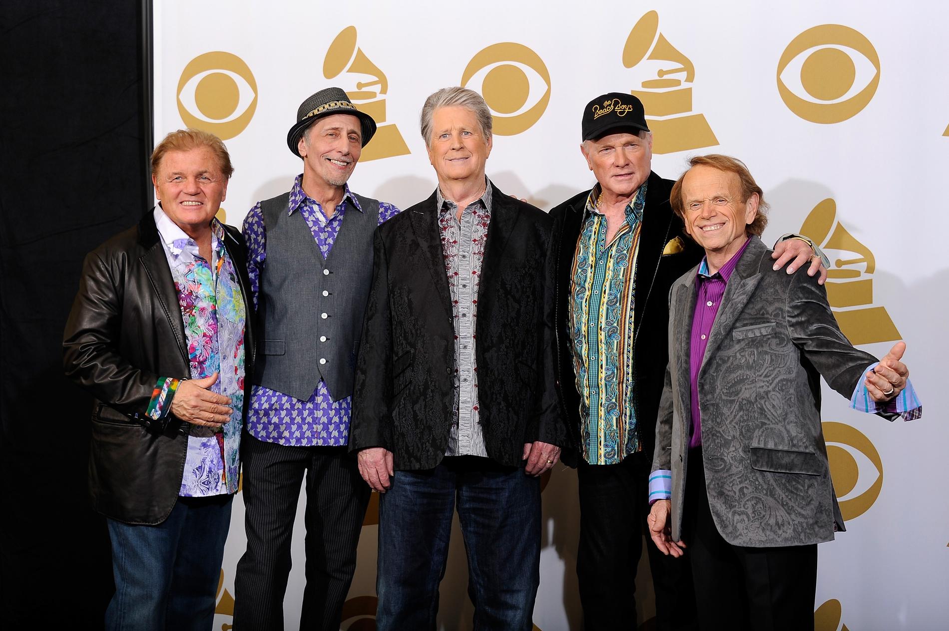 Hela Beach Boys återförenat – med Brian Wilson i mitten.