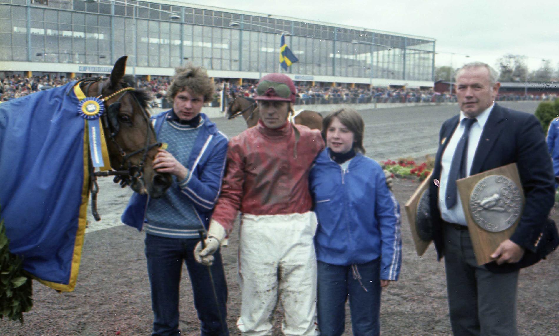Jana Bloc och Ove R Andersson segrade i Olympiatravet 1982.
Med i vinnarcirkeln, Sveriges store boxningshjälte Ingemar Johansson.