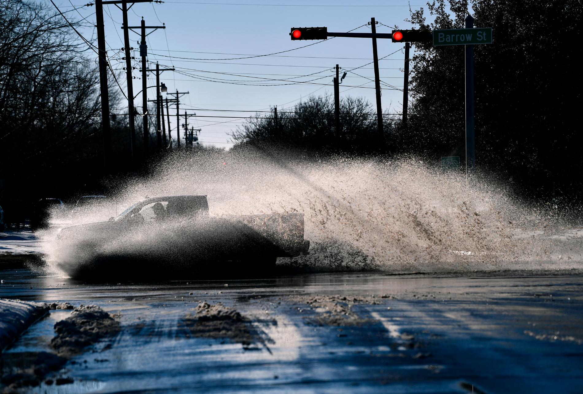En bil plöjer genom en stor vattenpöl i Abilene, Texas. Igår klättrade temperaturen över fryspunkten för första gången sedan söndagens historiska snöfall. 