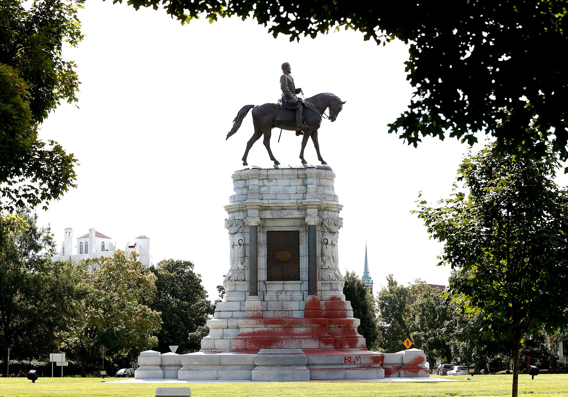 En vandaliserad staty av sydstatsgeneralen Robert E Lee i Richmond i Virginia.