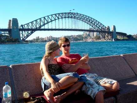 Harbour bridge - ett av Sydneys landmärken - reser sig134 meter över havet, och den som vill kan klättra ända upp.