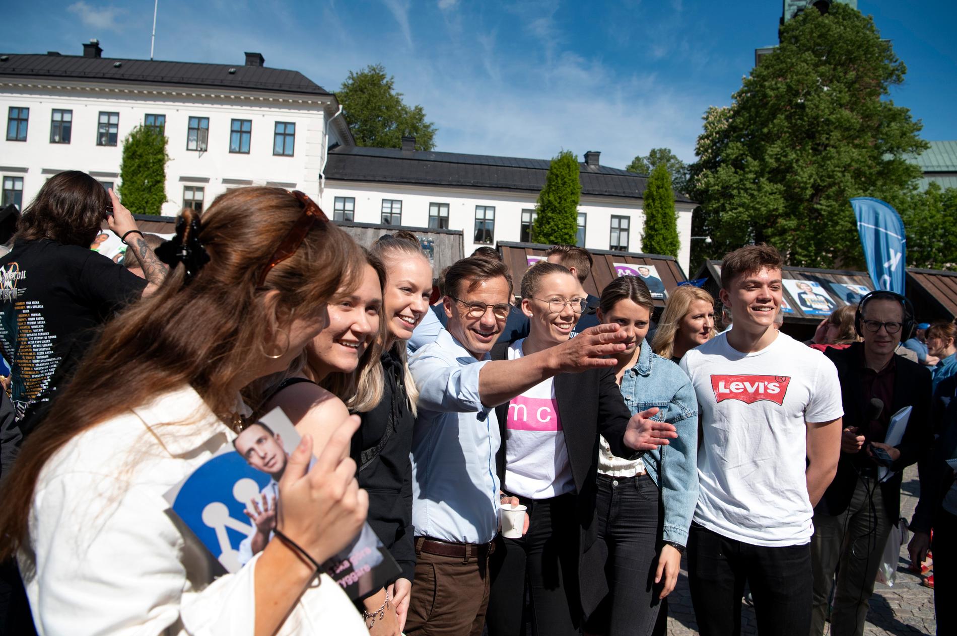 M-ledaren Ulf Kristersson kampanjar i Nyköping. Till höger om honom står förstagångsväljarna Mira Eriksson och Lovisa Lindvall.