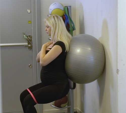 Enligt Anna R Landaeus går det att styrketräna hela graviditeten. 