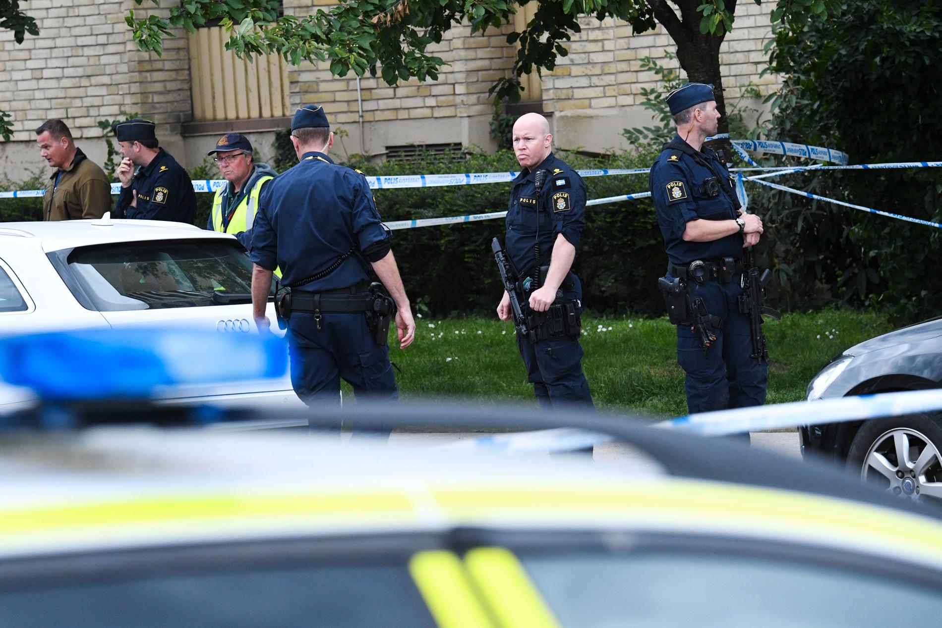 En man i 20-årsåldern har skjutits till döds i Malmö.