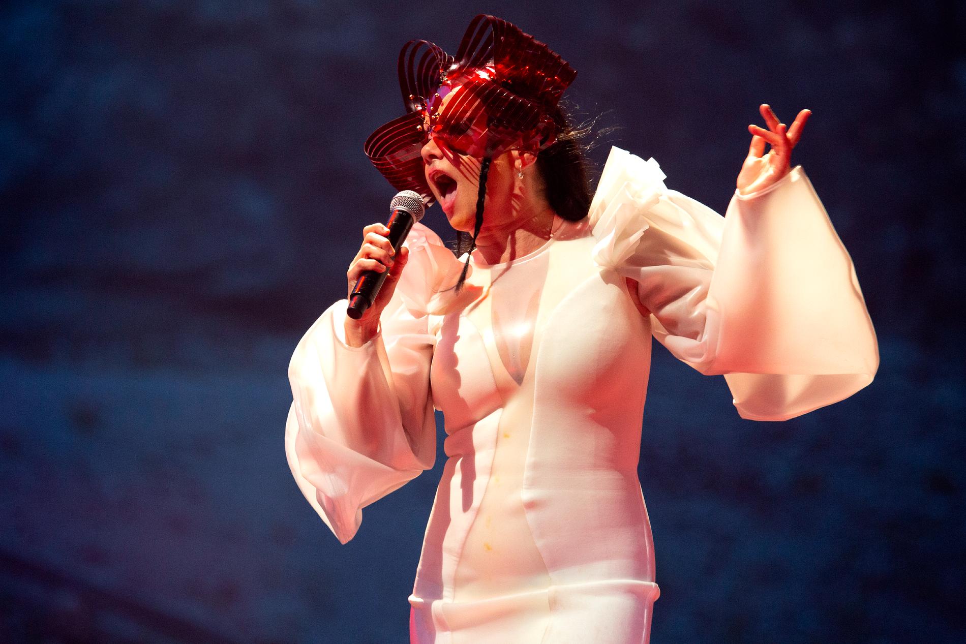 Björk tar ut svängarna på sin enda Sverige-konsert i Dalhalla.