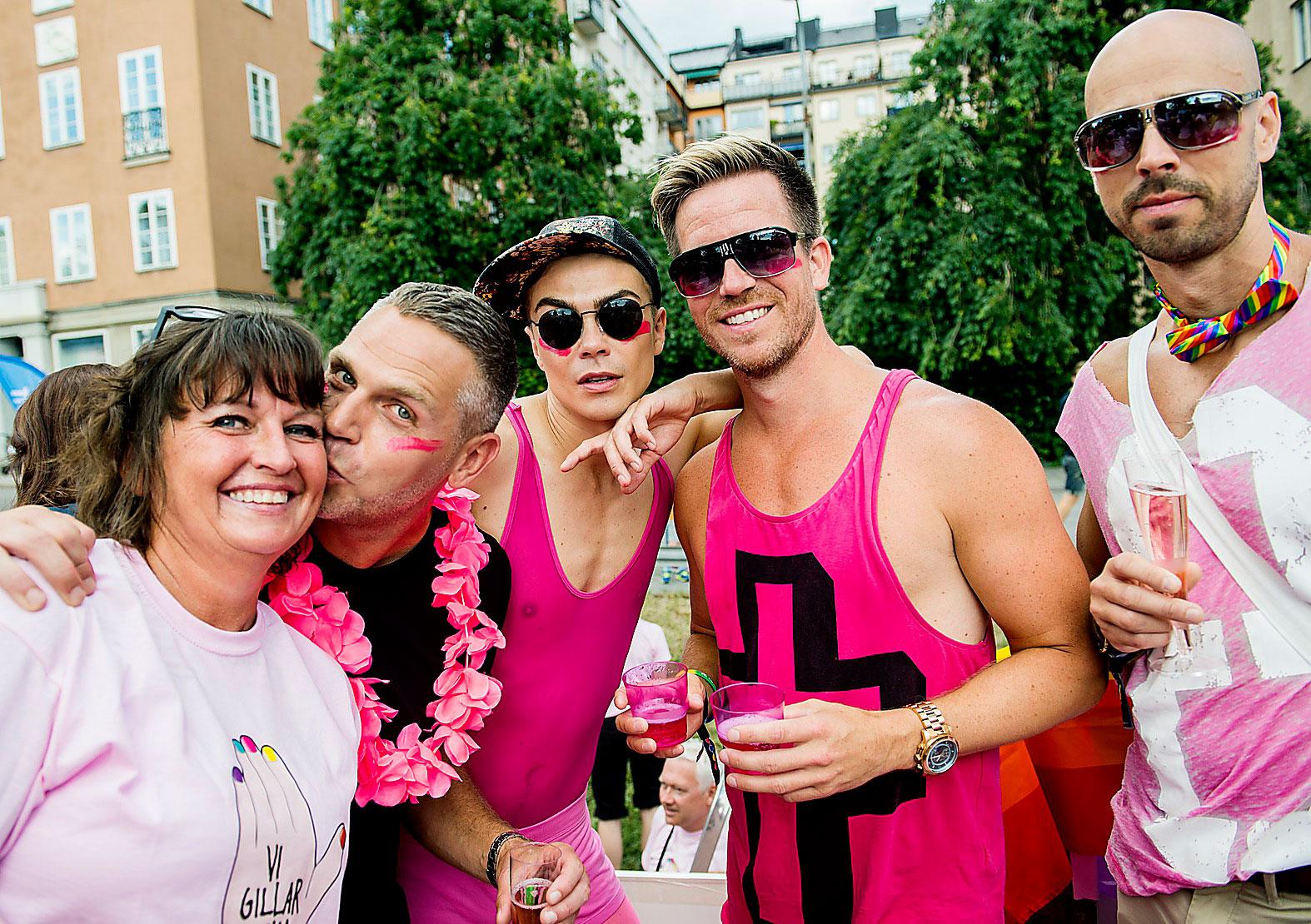 Sofia Olsson Olsén och Schibsteds informationsdirektör Fredrik Lindén tillsammans med Kristian Kaspersen, Göran Svensson och Henrik Wallin på Sportbladets vagn i Prideparaden förra året.