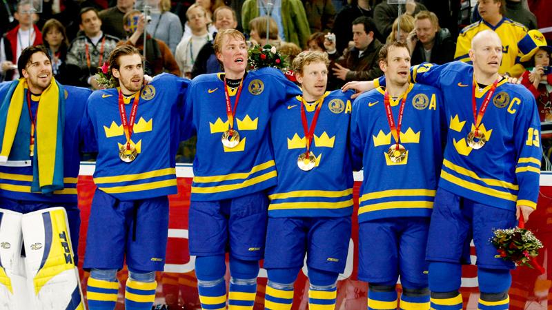 Glada OS-guldmedaljörer 2006. Från vänster: Henrik Lundqvist, Henrik Zetterberg, Kenny Jönsson, Daniel Alfredsson, Nicklas Lidström och Mats Sundin.