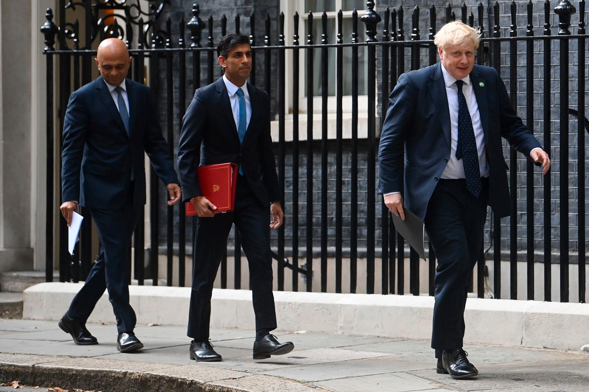 Boris Johnson med tidigare finansminister Rishi Sunak, i mitten, och tidigare hälsominister Sajid Javid i följe. Arkivbild.