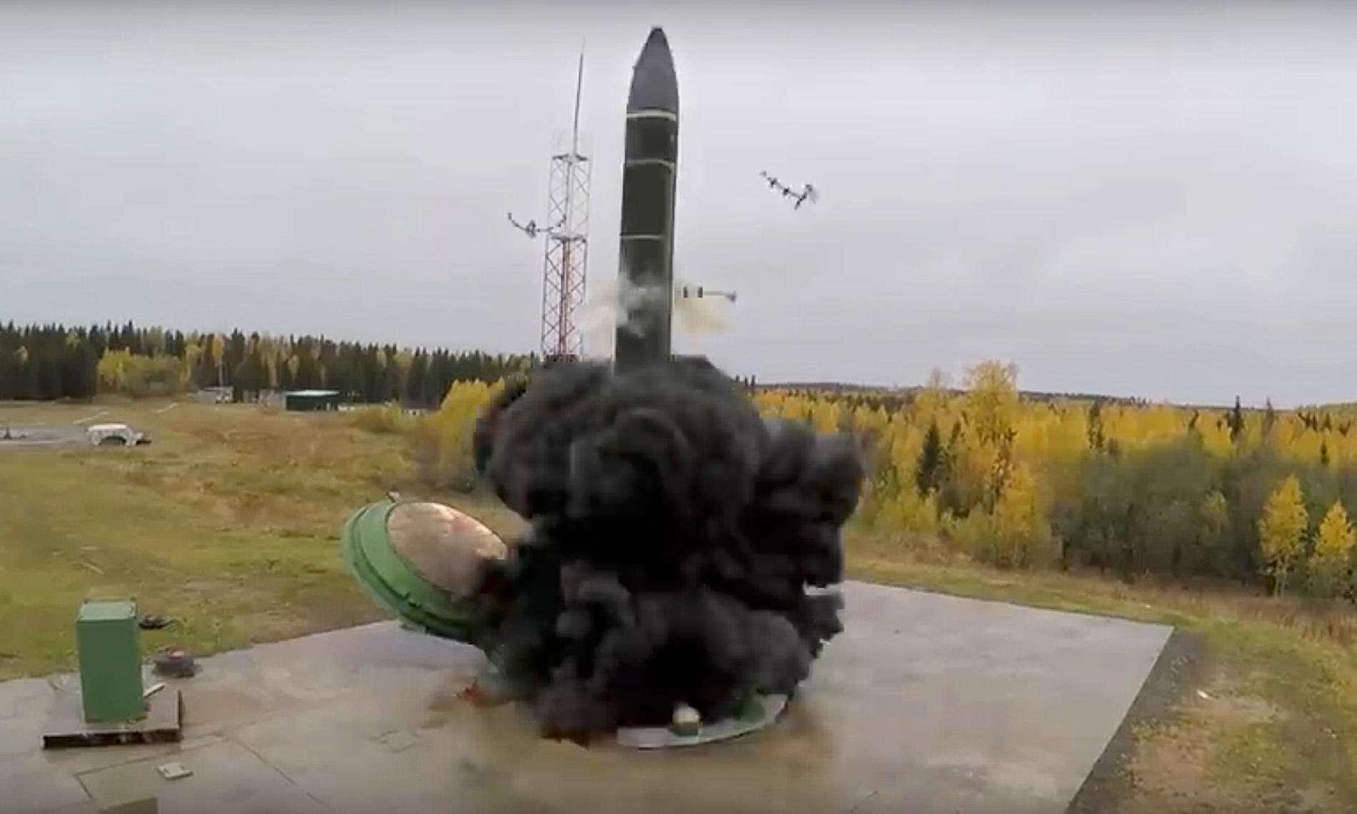 Någonstans i Ryssland lyfter landets första hypersoniska interkontinentala ballistisk robot Avangard under ett test. Arkivbild.