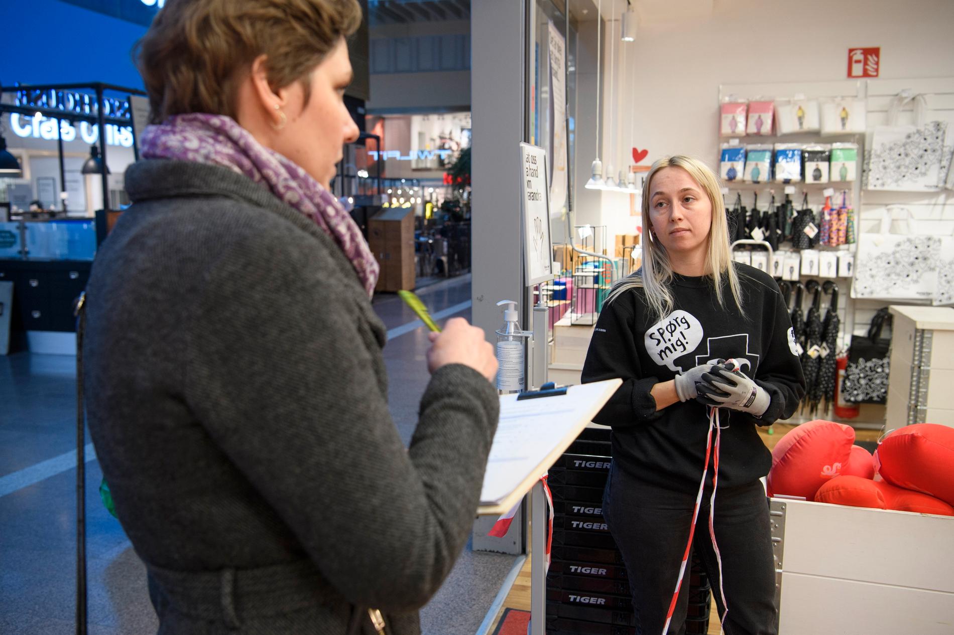 Moa Karlsson på länsstyrelsen i Stockholm inspekterar butiker i Skärholmens centrum. Maja Sandberg, butiksmedarbetare på Flying Tiger, förklarar hur butiken följer lagen.