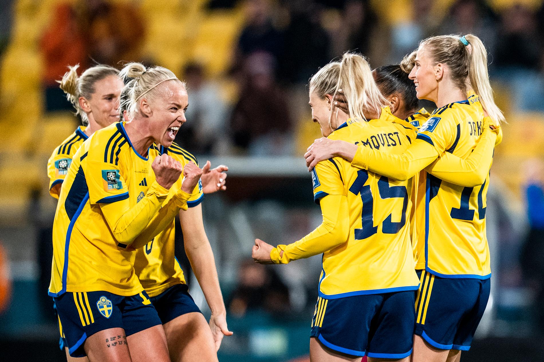 Svenskt jubel efter 5–0-målet.