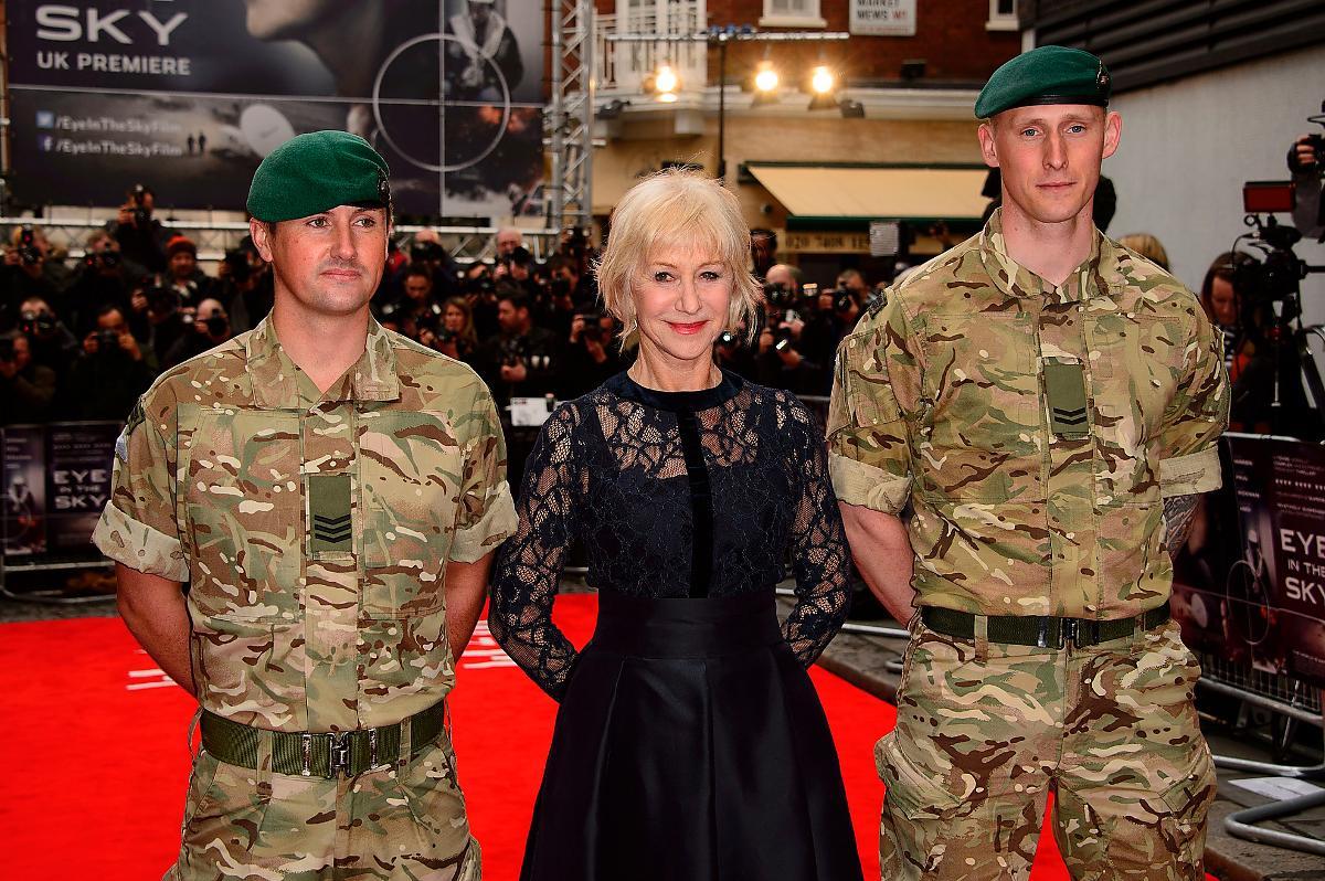 rollen skrevs till en man... men gjordes om på order av regissören och gick till Helen Mirren. Under premiären av ”Eye in the sky” poserade stjärnan på röda mattan med ­brittiska ­militärer.