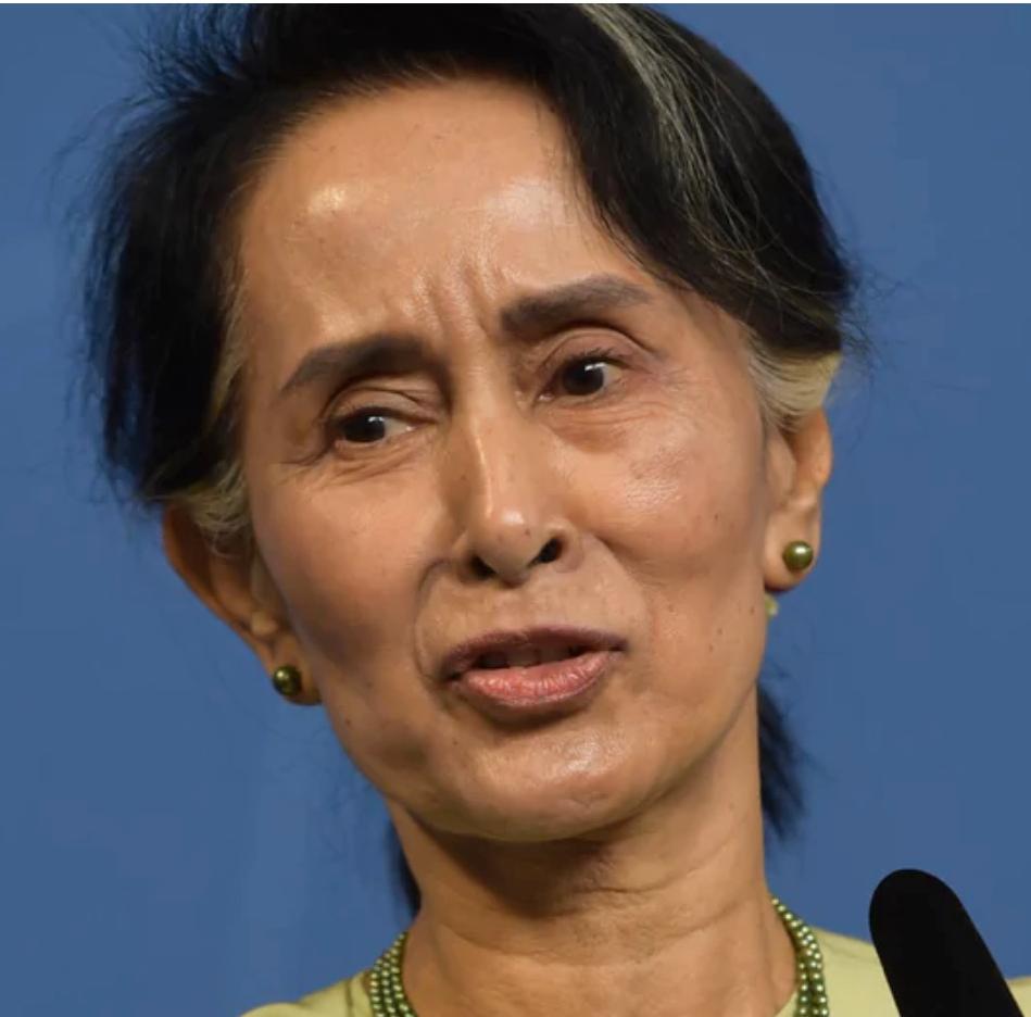 Aung San Suu Kyi borde fråntas Nobels fredspris.