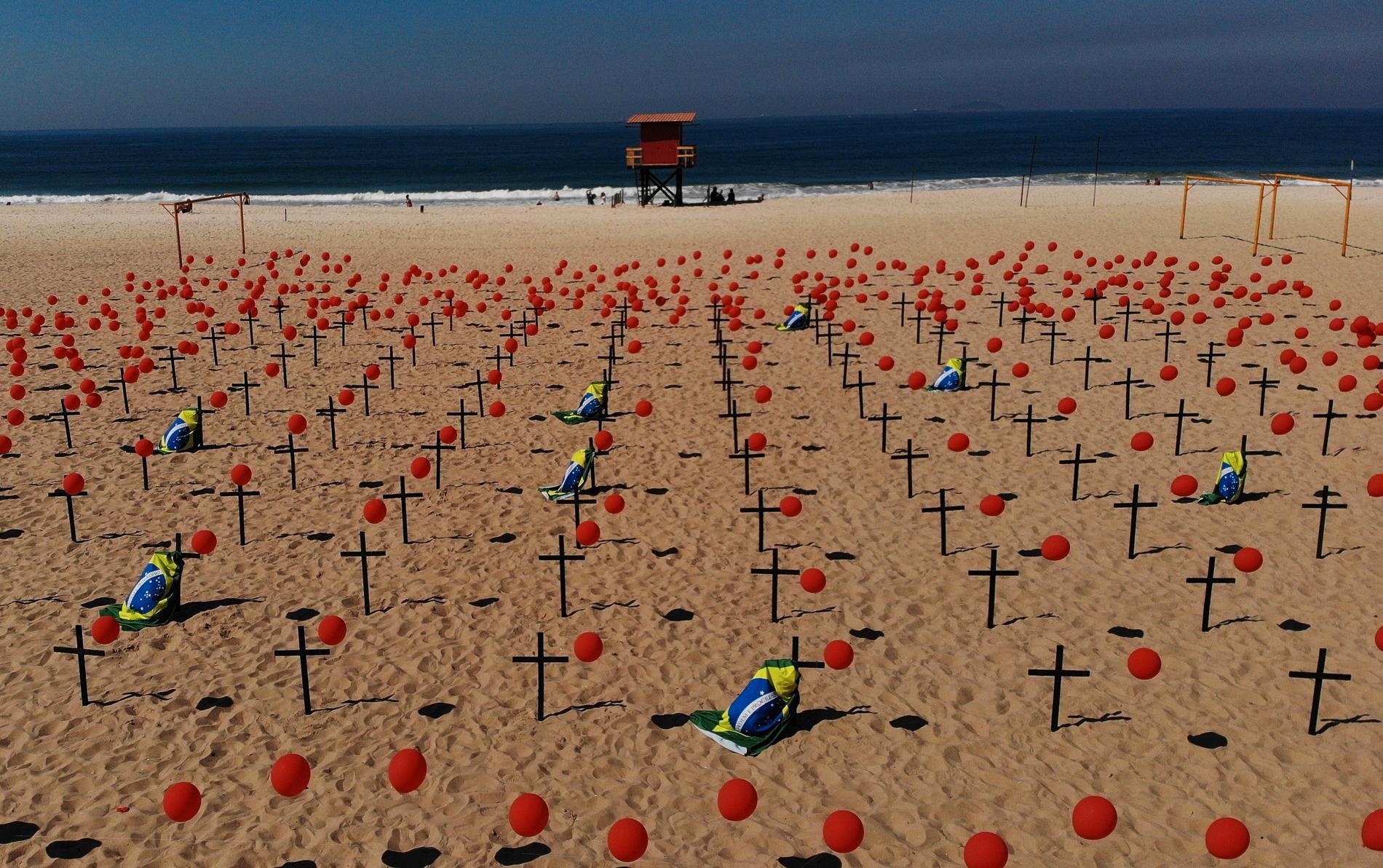 Kors och ballonger har placerats på stranden Copacabana i Rio de Janeiro för att hedra Brasiliens coronadöda.