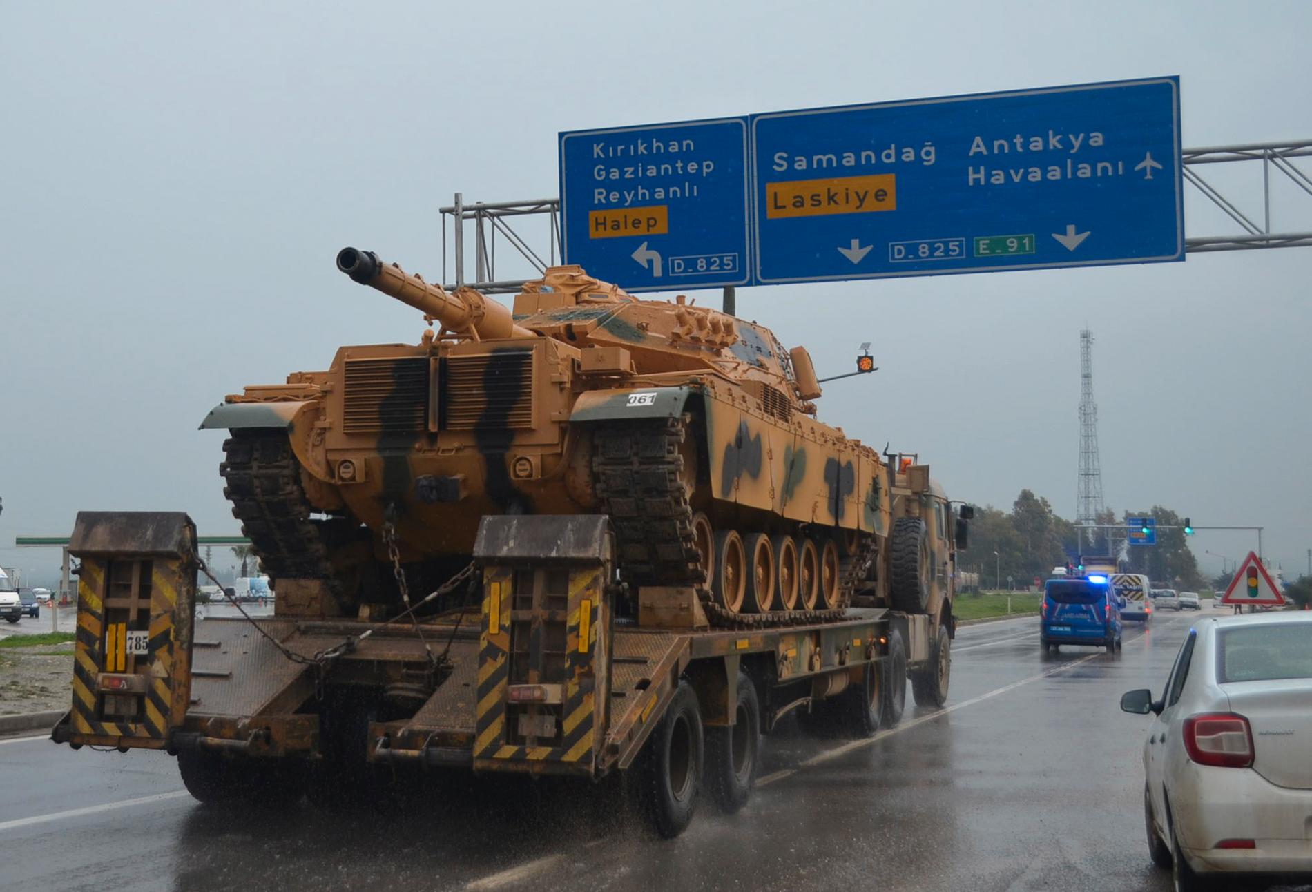 Turkiet transporterade militära fordon mot den syriska gränsen dagen efter att Erdogan talat om en offensiv mot YPG. Bild från 13 december.