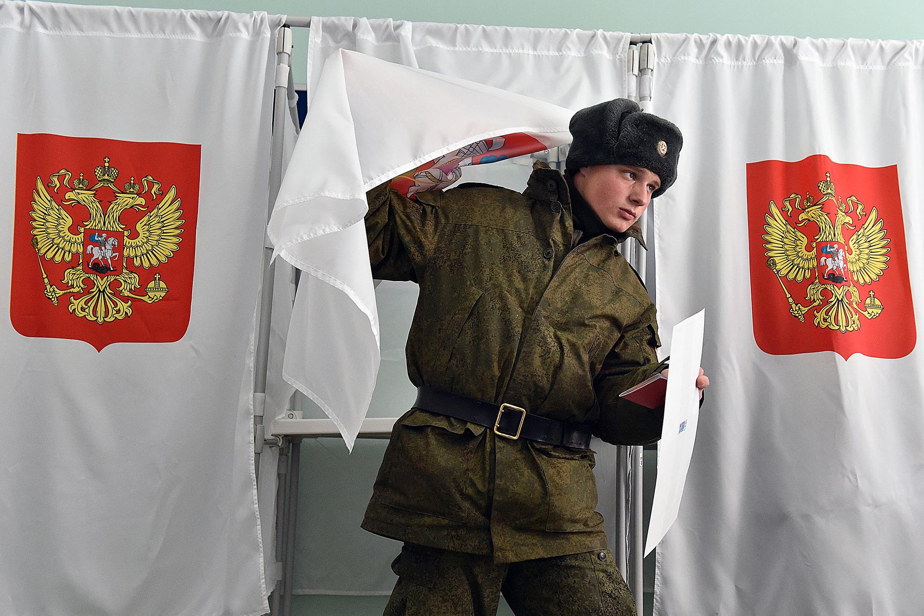En rysk soldat röstar i Balashikha utanför Moskva.