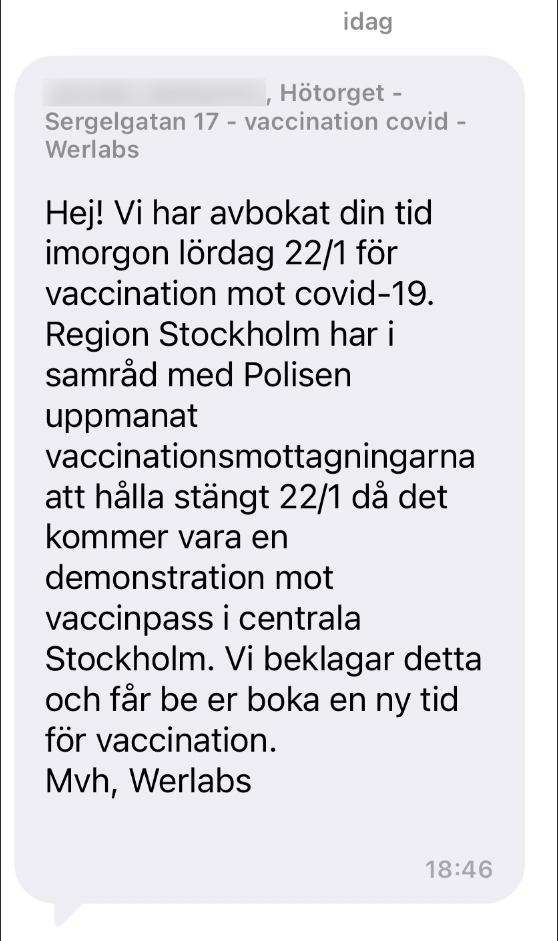 I sms:et från vaccinationsmottagningen förklaras att Teos vaccination ställs in på grund av den demonstration mot vaccinpass som planeras i Stockholm i morgon. 