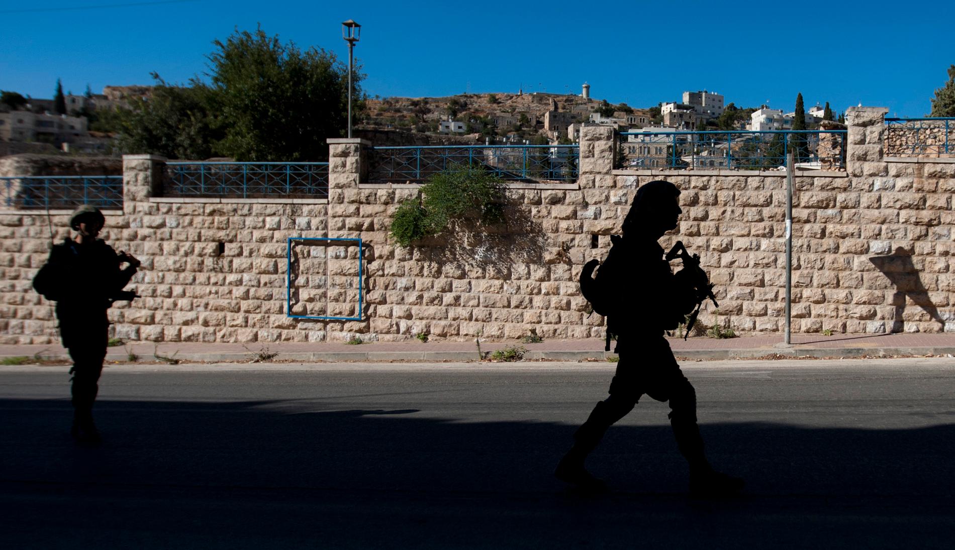 Israeliska soldater patrullerar bosättningen i Hebron på den ockuperade Västbanken. Arkivbild.