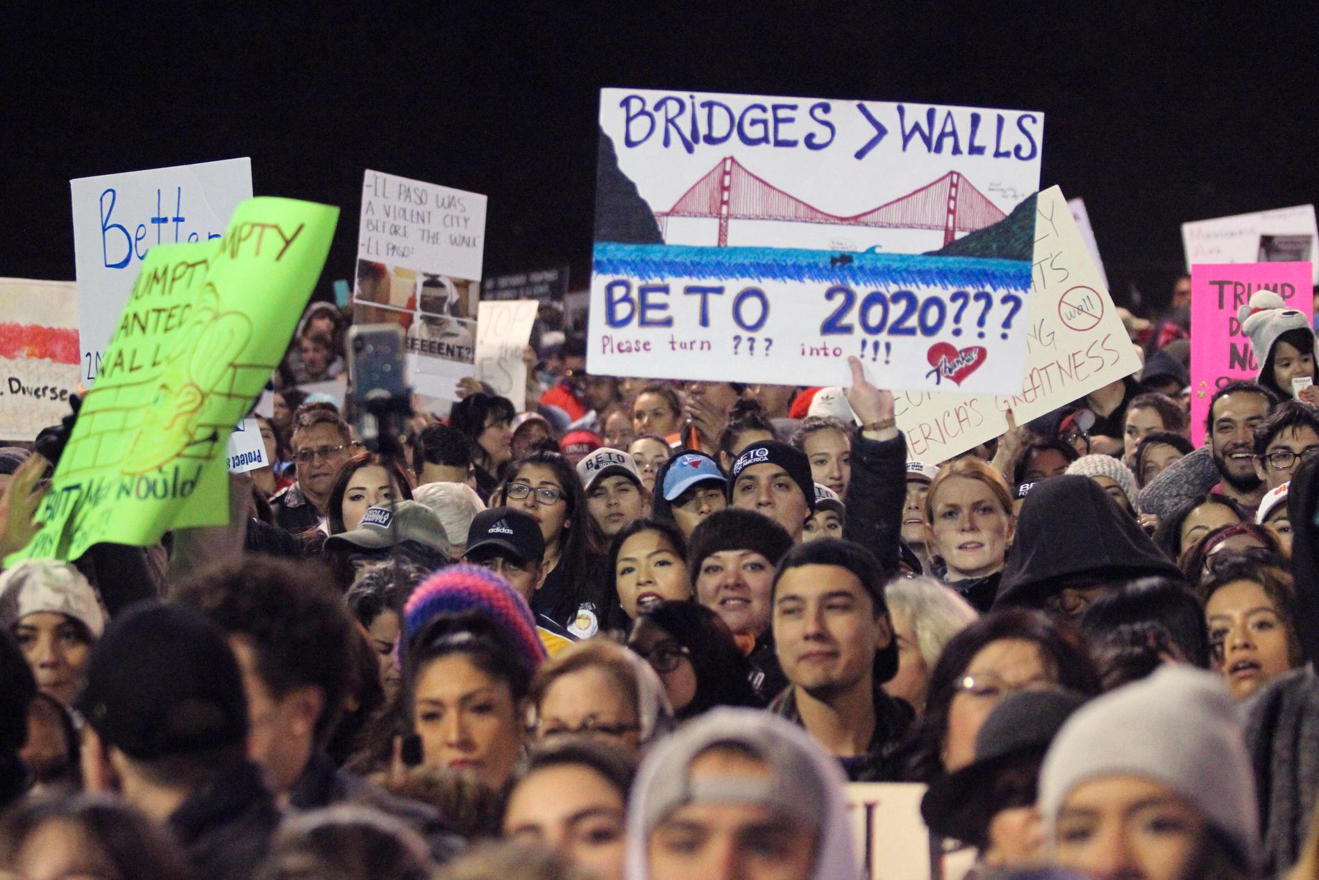 Demokraten Beto O’Rourke höll tal inför en folksamling i närheten av Donald Trumps kampanjmöte.