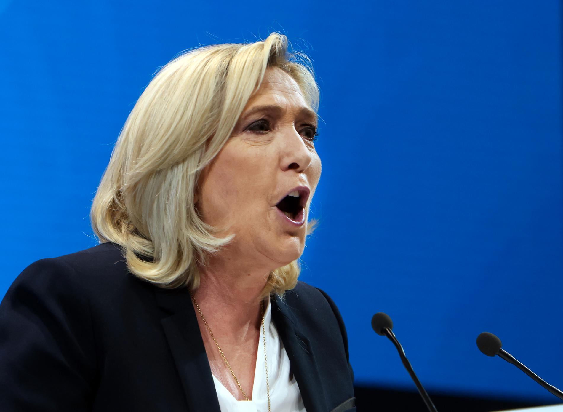 I sitt tal nämner Marine Le Pen nästan ingenting om kriget i Ukraina. Kanske vill hon inte påminna om sin goda relation med Rysslands president Putin som höll på att ställa till det för henne direkt efter invasionen.