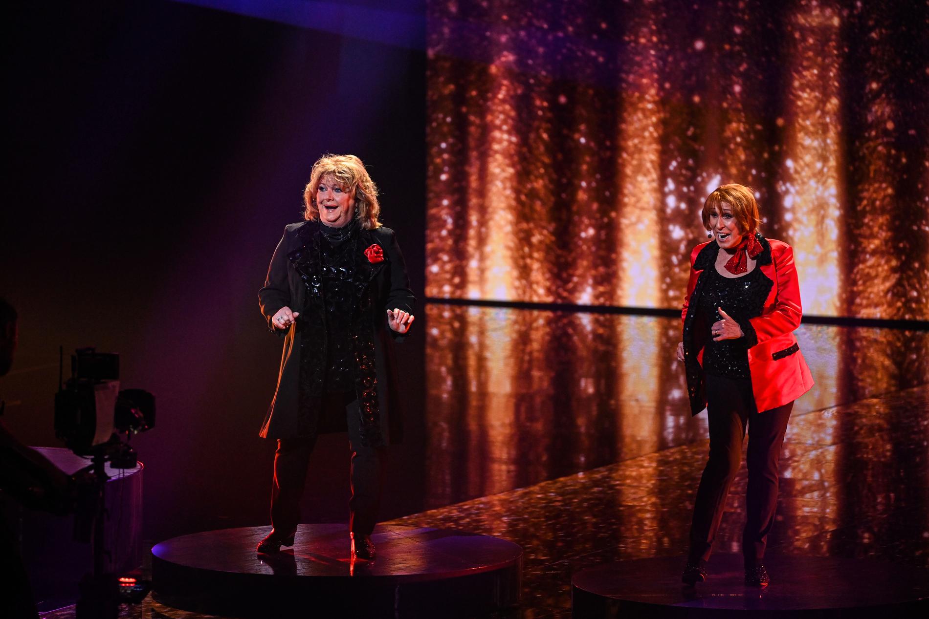Eva Roos och Eva Rydberg på Melodifestivalens scen under Andra chansen