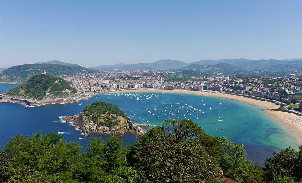 Spanska La Concha Beach ligger högst upp på listan (nr 4) av alla stränder i Europa. 