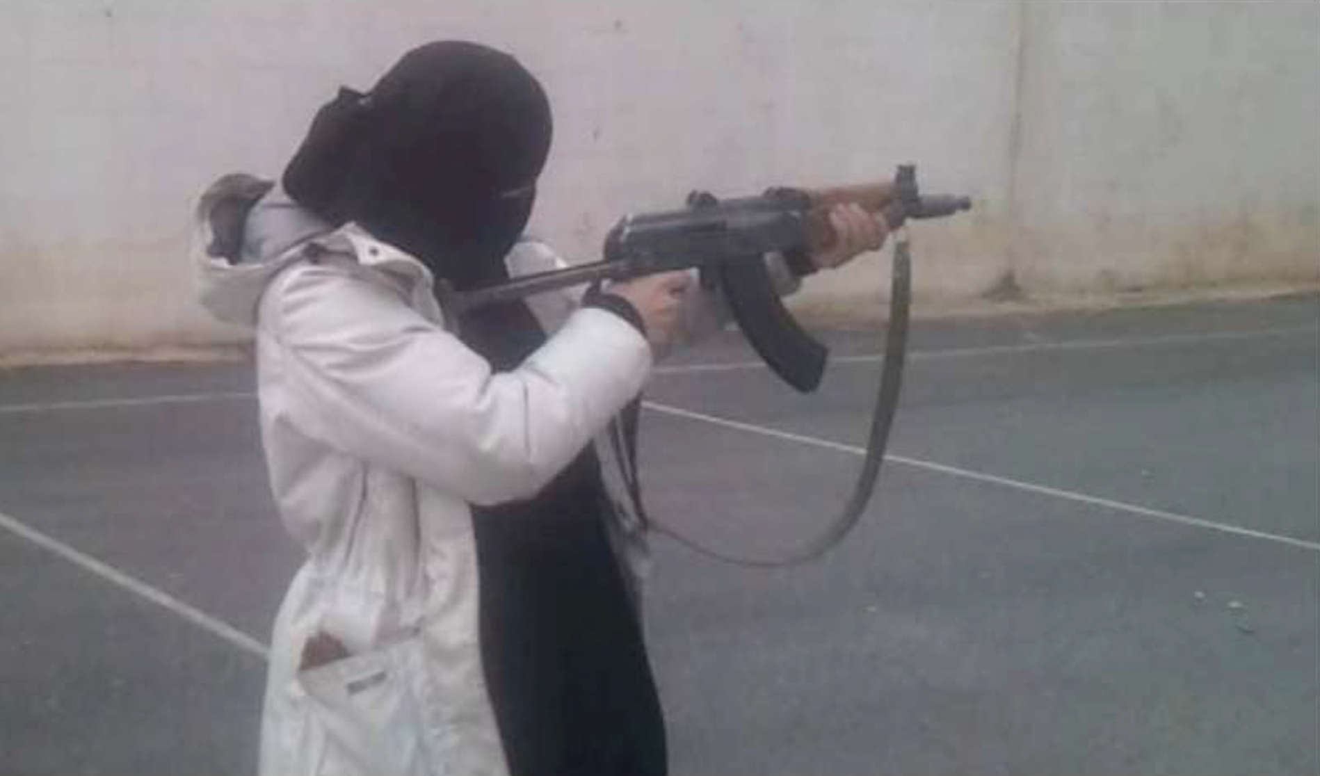 På plats i Syrien lärde kvinnan andra kvinnor att hantera vapen.