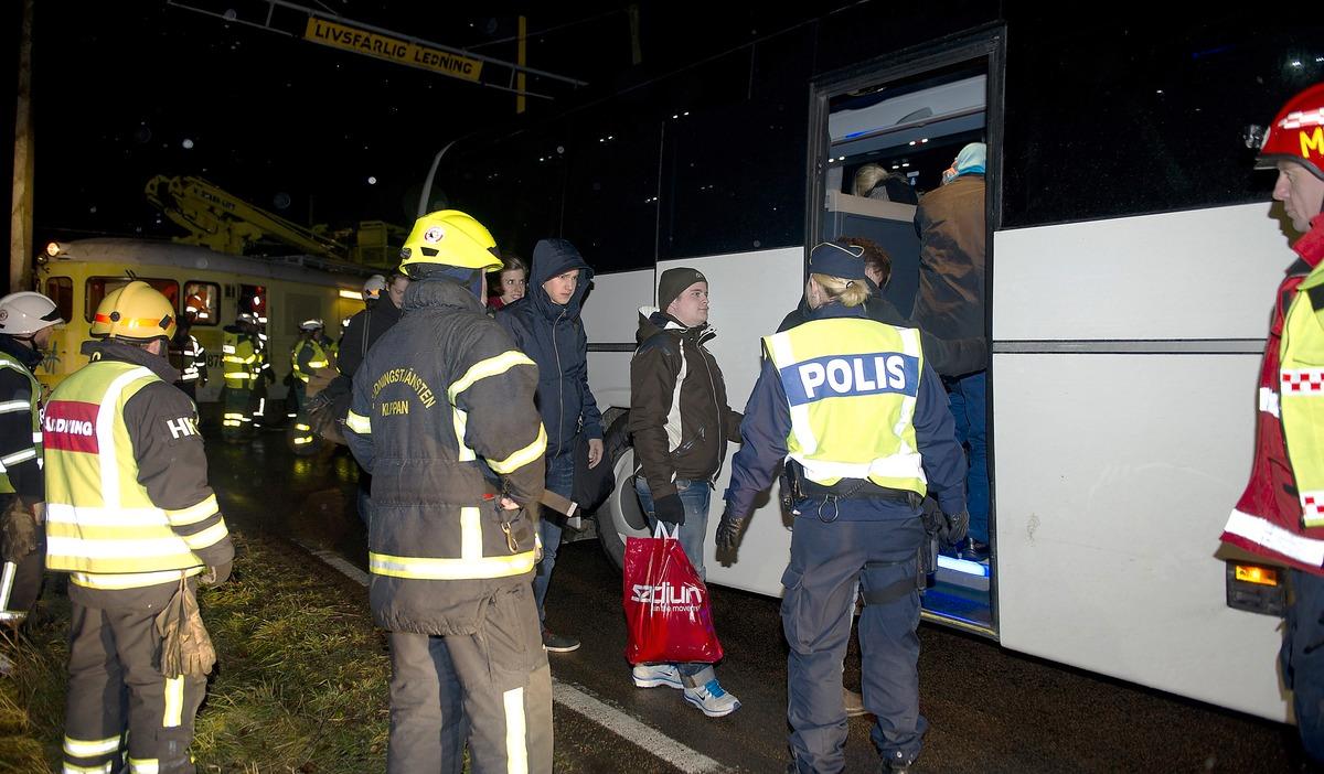 Efter att ett pågatåg krockat med ett stormfällt träd tvingades man evakuera passagerarna vid Bjärhus utanför Klippan vid midnatt.