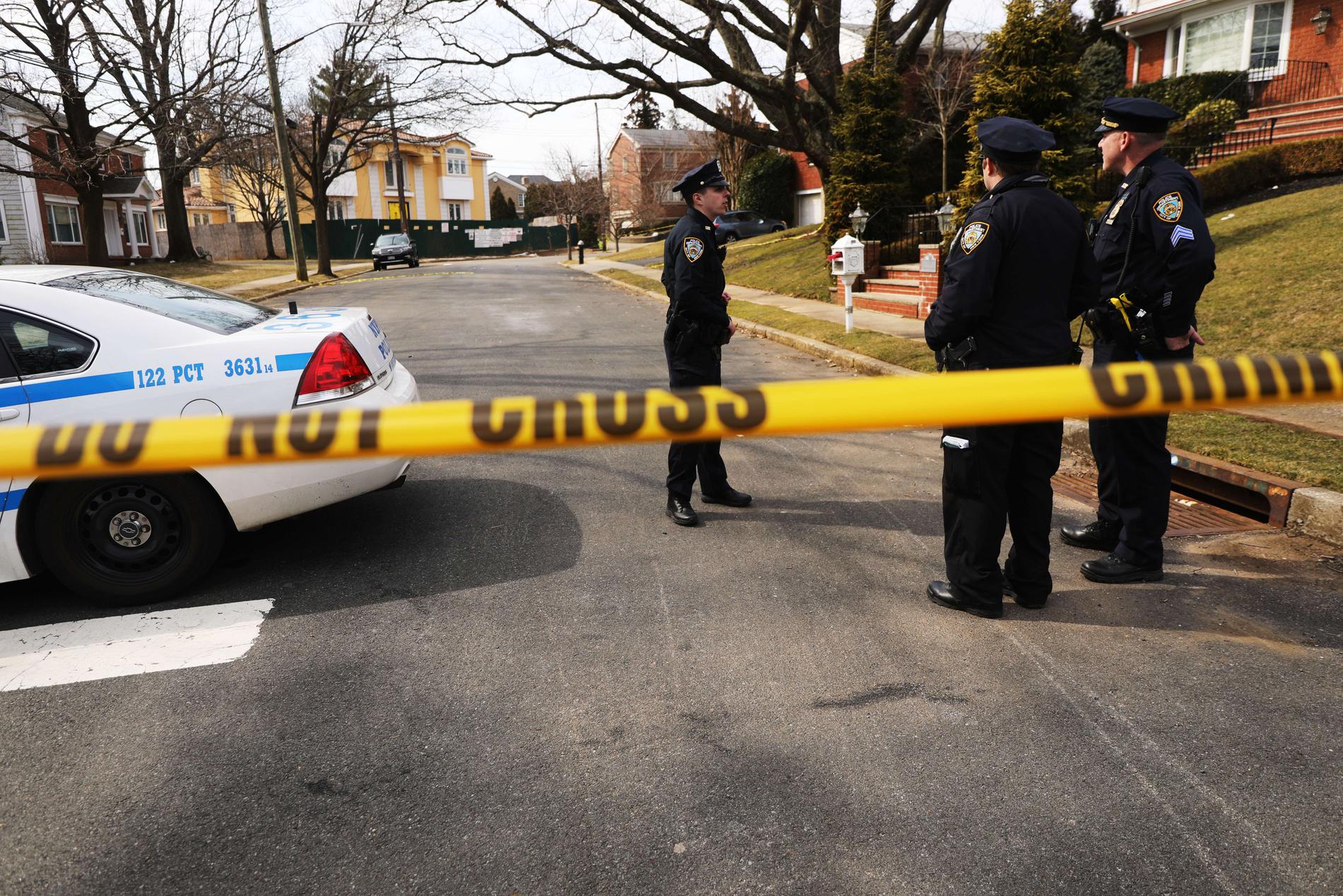Maffiafamiljen Gambinos överhuvud sköts till döds utanför sitt hem på Staten Island, uppger polisen.