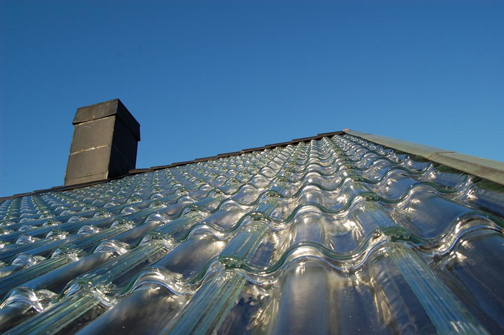 Fördelen med takpannor i glas  är att man slipper såväl bygglov, buller, koldioxidutsläpp som dyra driftskostnader.