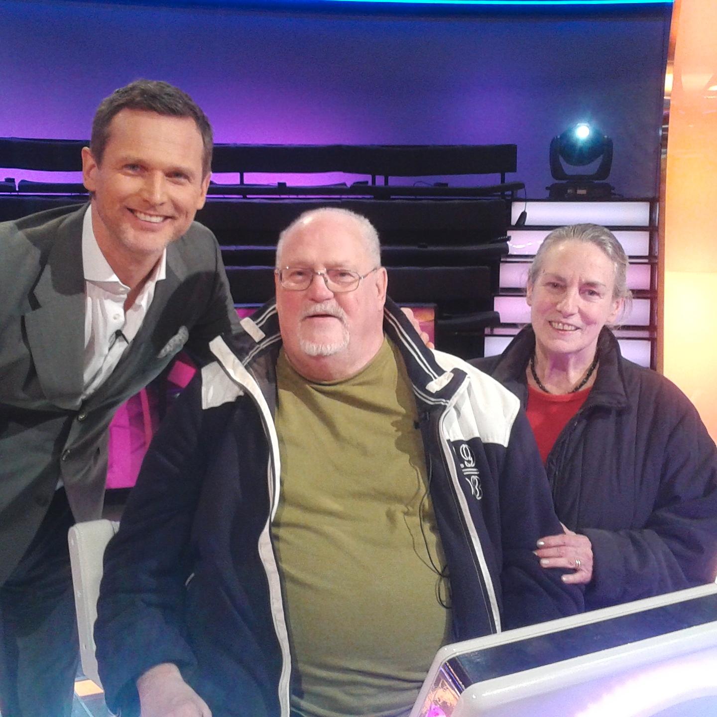Alfred Steinzer vann 150000 kr i tv-studion på ”Postkodmiljonären”. Här tillsammans med programledaren Rickard Sjöberg och sin fru.