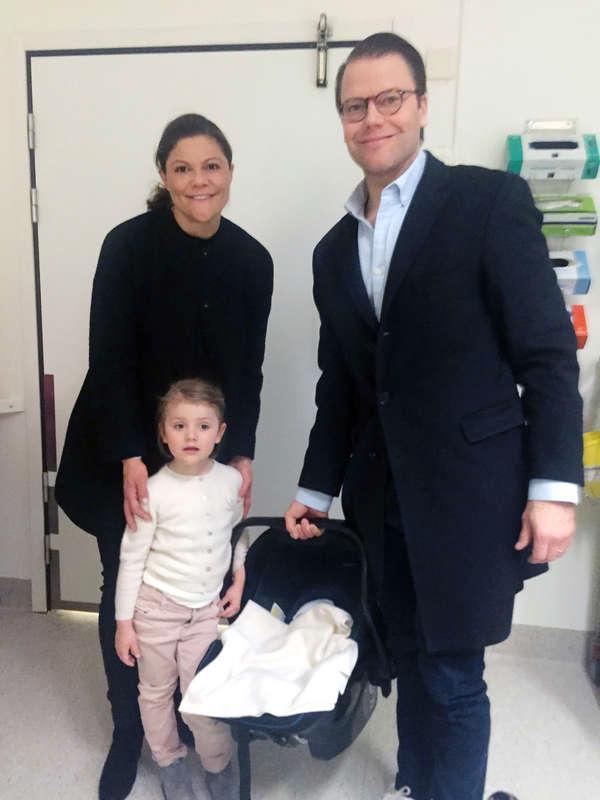 Med lillebror Oscar nedbäddad i bebisskyddet poserade prinsessan Estelle med mamma och pappa på sjukhuset.