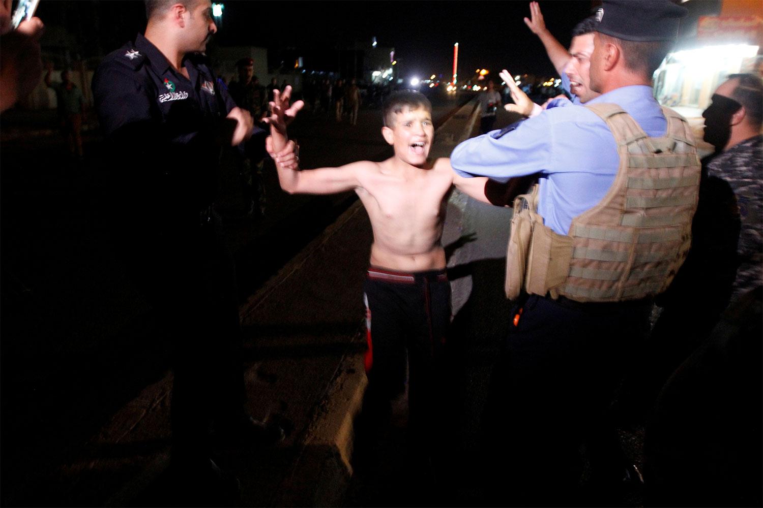 En pojke i 13-årsåldern greps av polis i Kirkuk, Irak.