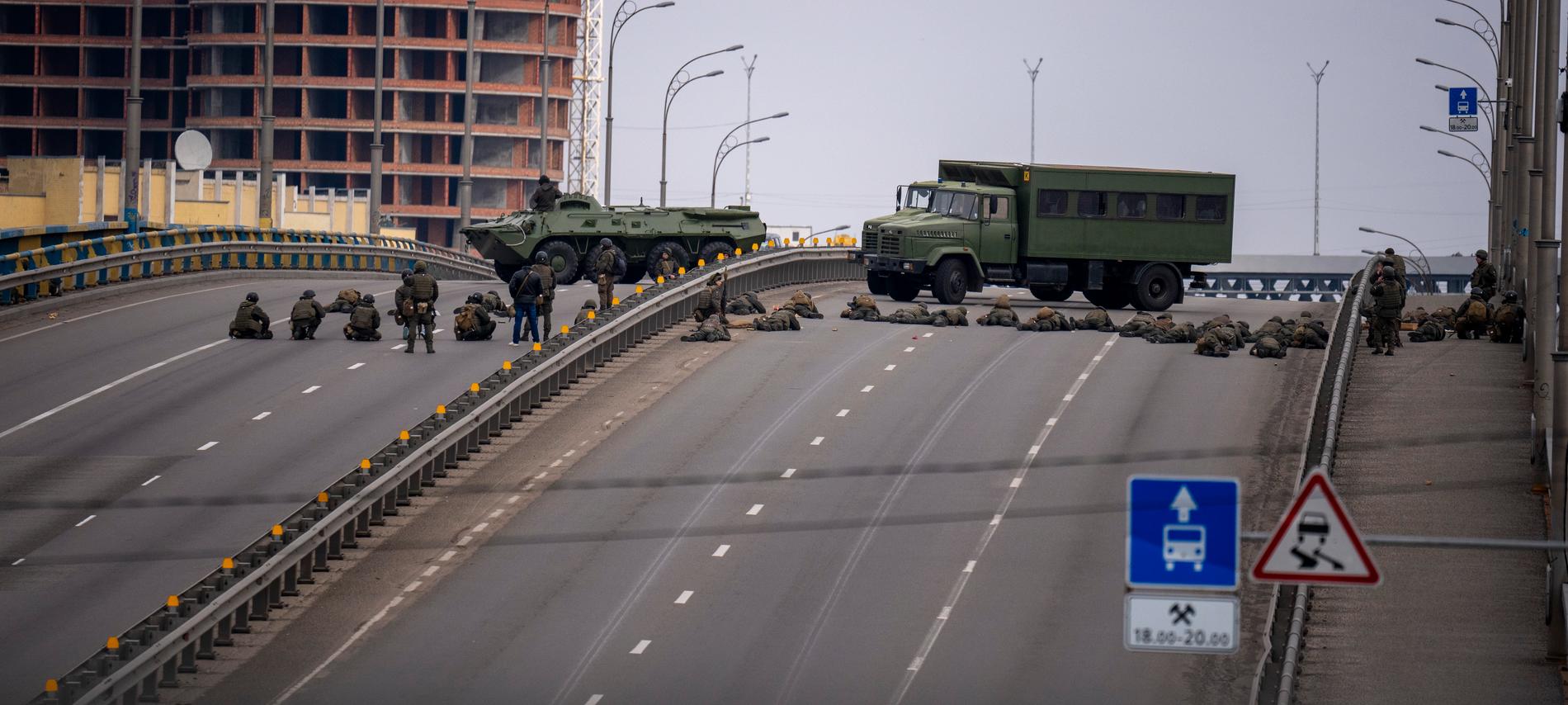 Soldaterna har intagit sina positioner på en bro i Kiev.